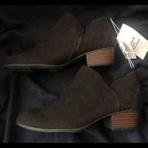 NWT Size 6 Black Suede Short Booties